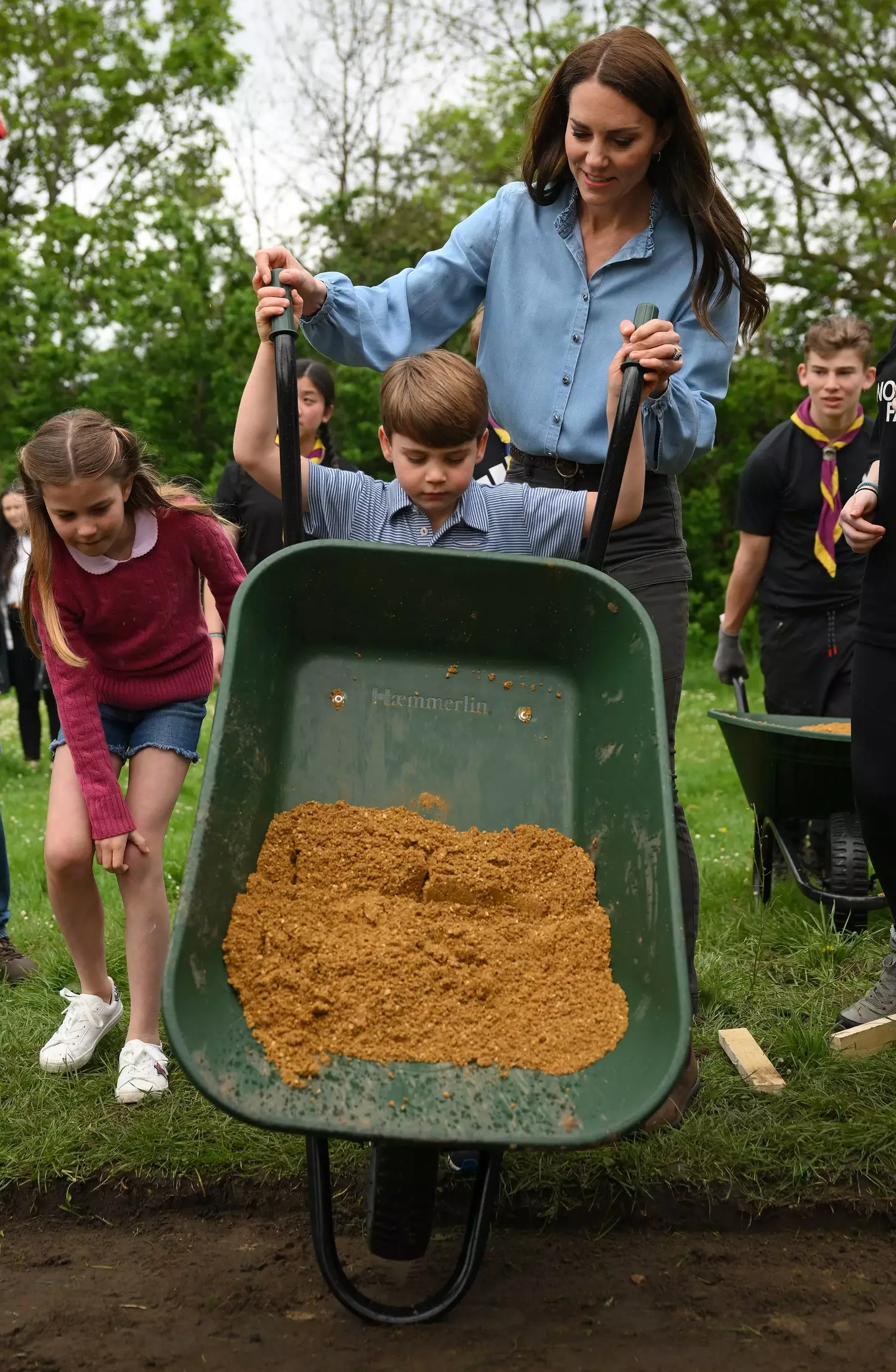 Kate Middleton helped Louis with the wheelbarrow.