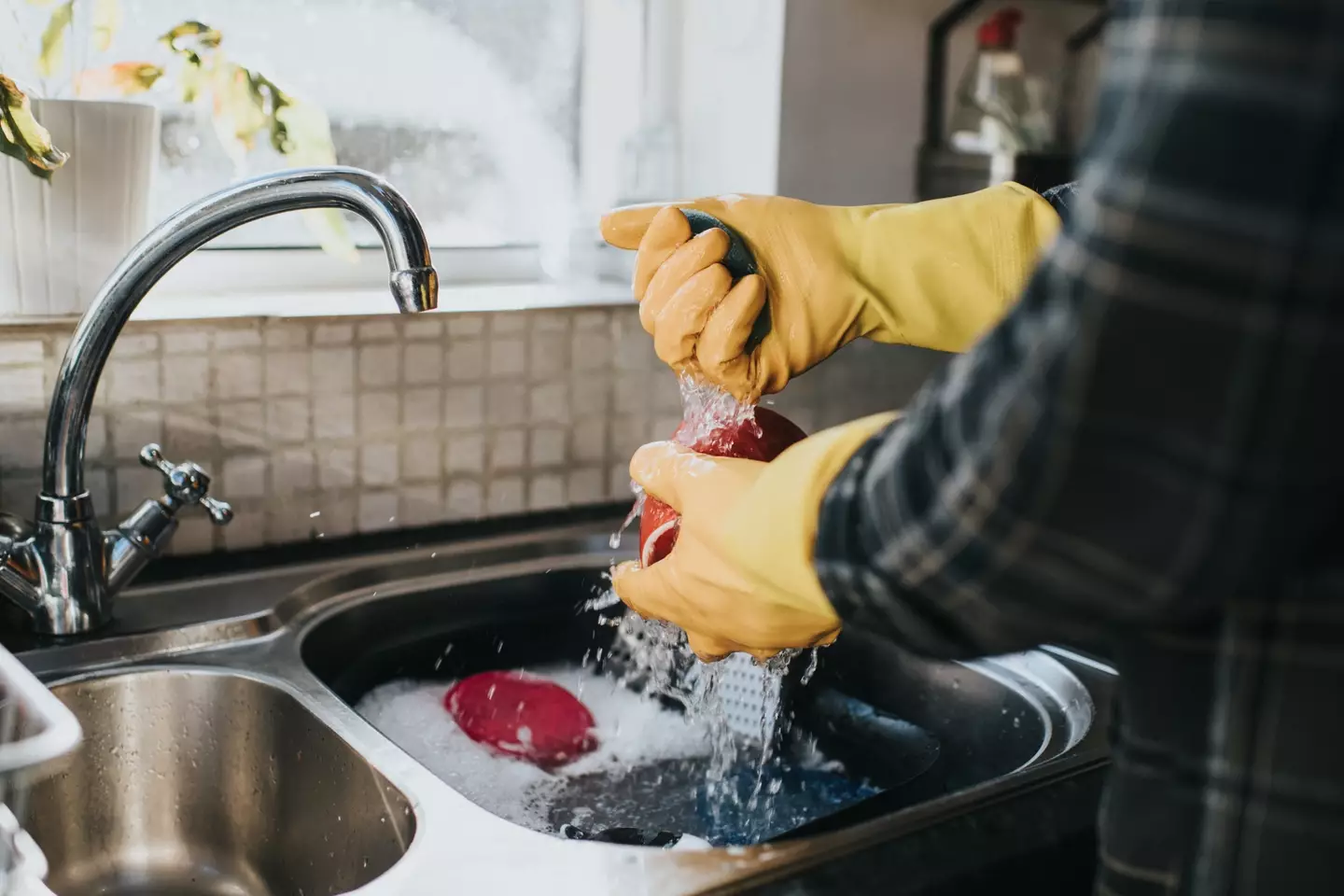 A man helping out with housework can reportedly help to prevent divorce (Kinga Krzeminska/Getty)