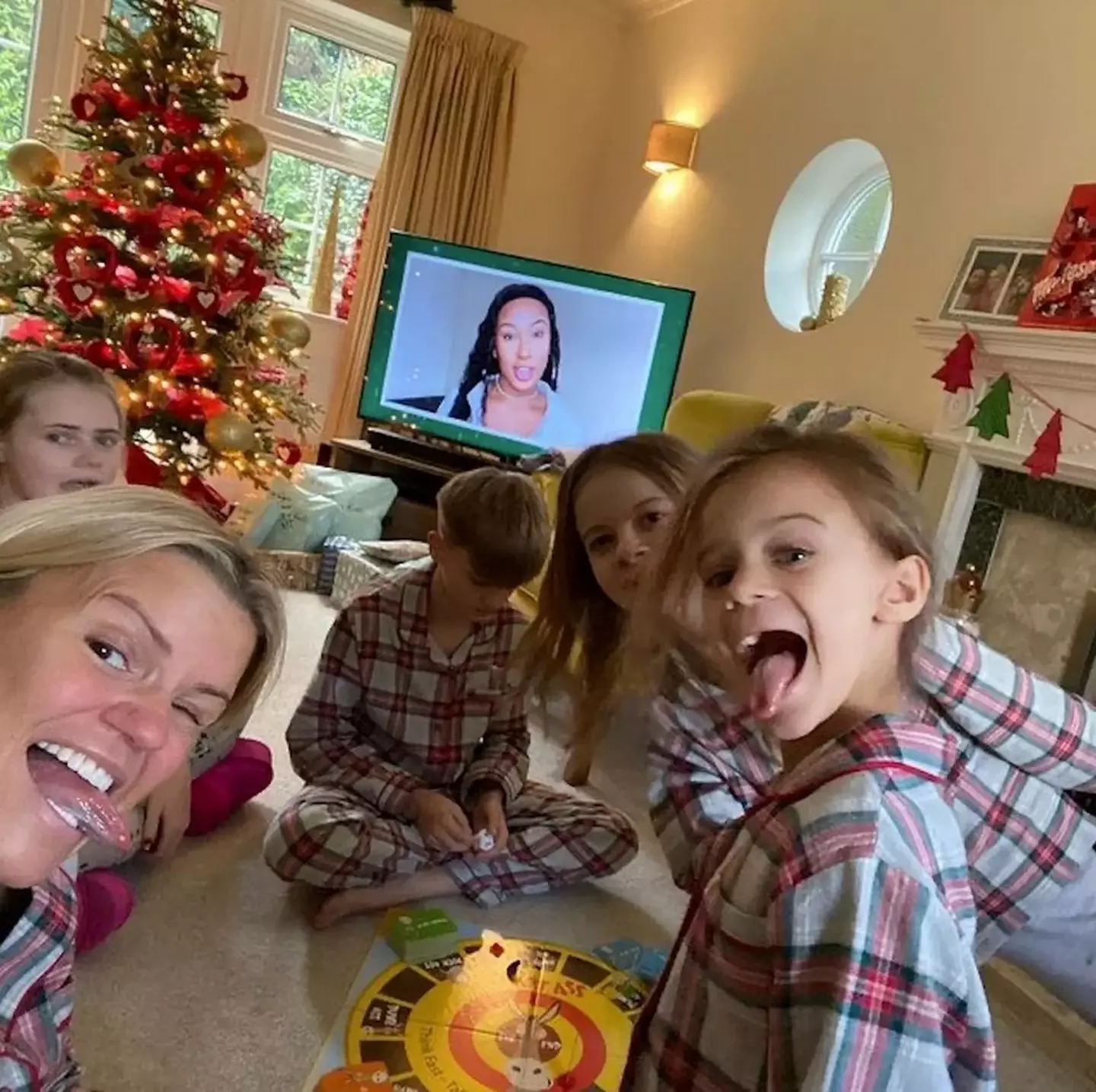 Kerry with her kids enjoying Christmas in 2020.