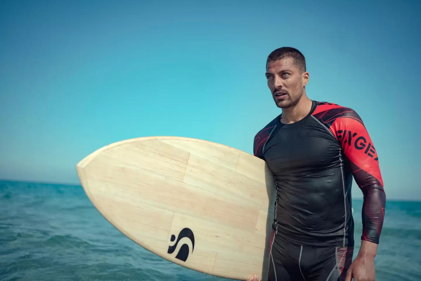 Laura falls in love with Nacho. (