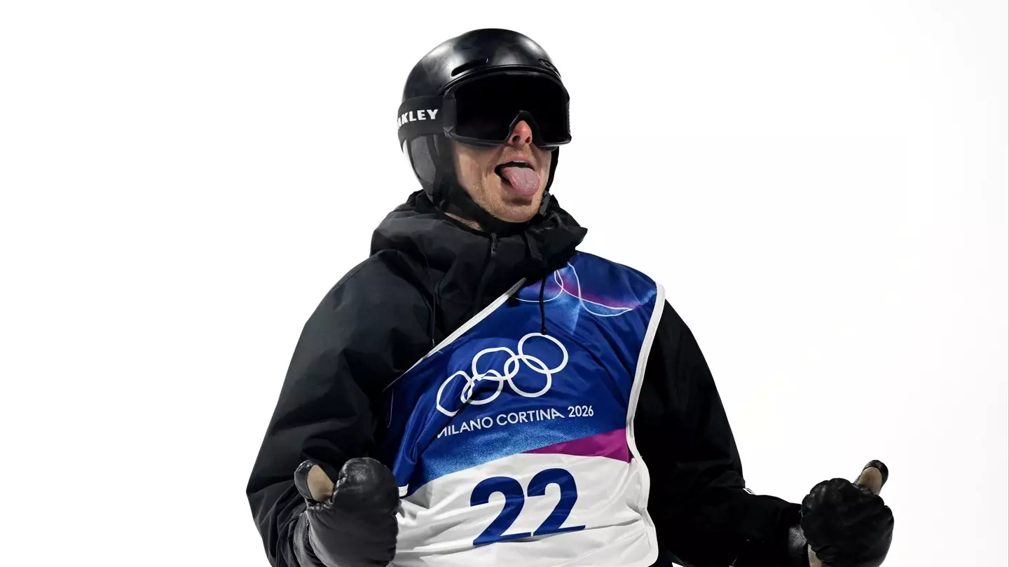 Why Olympic snowboarders are wearing bibs on one shoulder