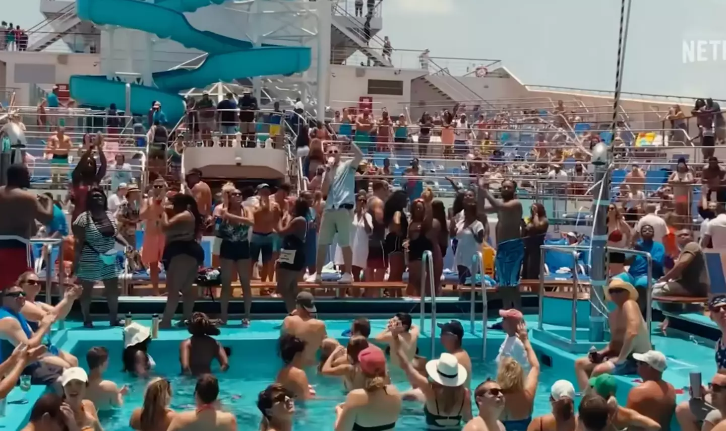 Passengers were plied with booze (Netflix)