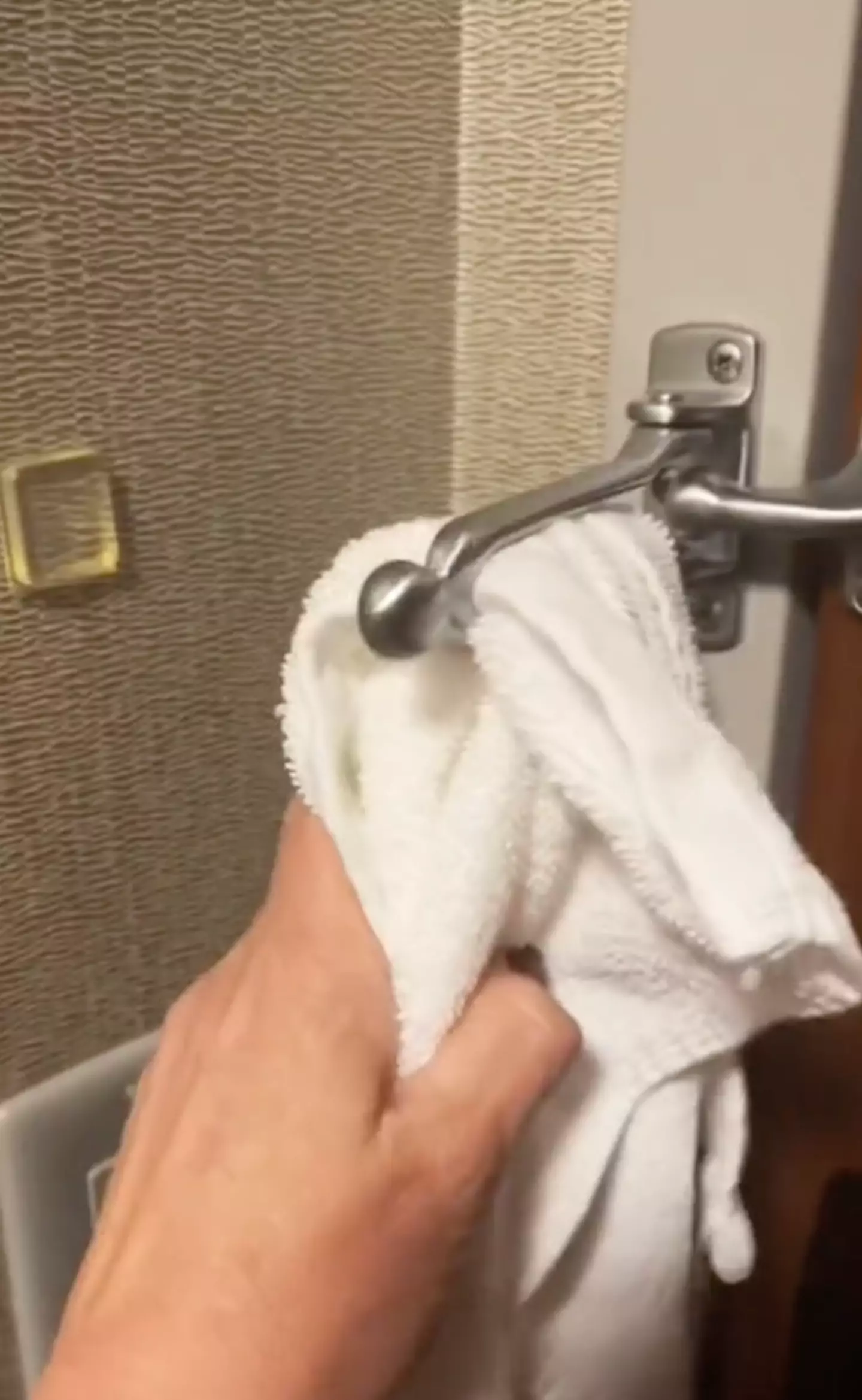 CiCi warned travellers to put a towel in the door lock to prevent anyone from using a tool to unlatch the security latch.