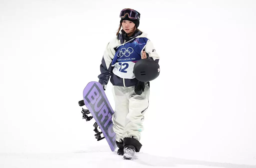 Snowboarders choose to put their bibs over one shoulder for safety purposes (Ian MacNicol / Contributor / Getty Images)