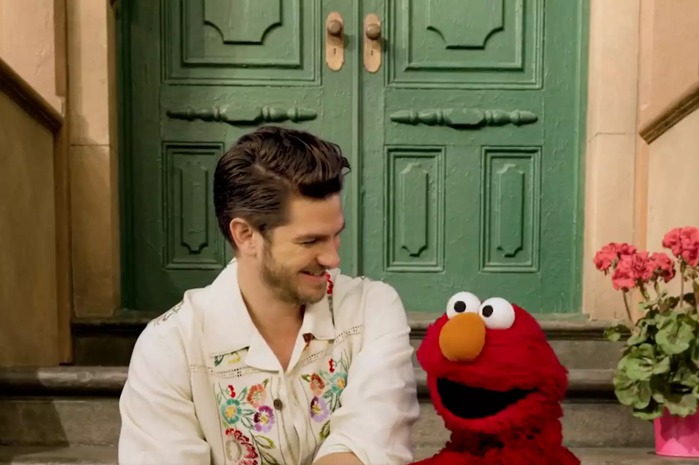 Elmo and Garfield reminded audiences that you can celebrate and miss someone at the same time. (Twitter/Elmo)