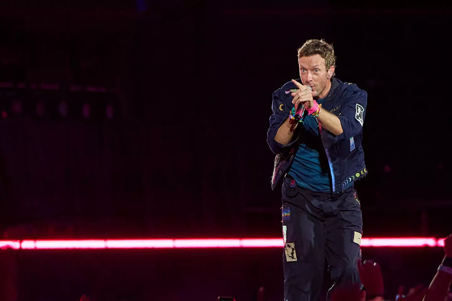 Chris Martin pointed out Byron and Cabot on the screen (Robert Okine/Getty Images)