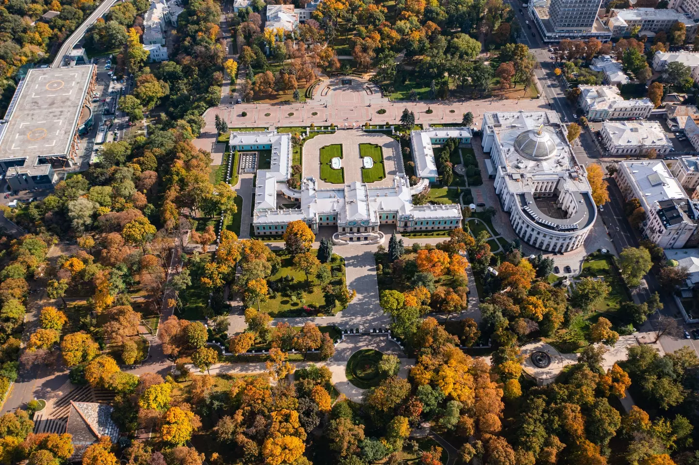Ukrainian troops held off Russian troops in the streets surrounding the presidential building.