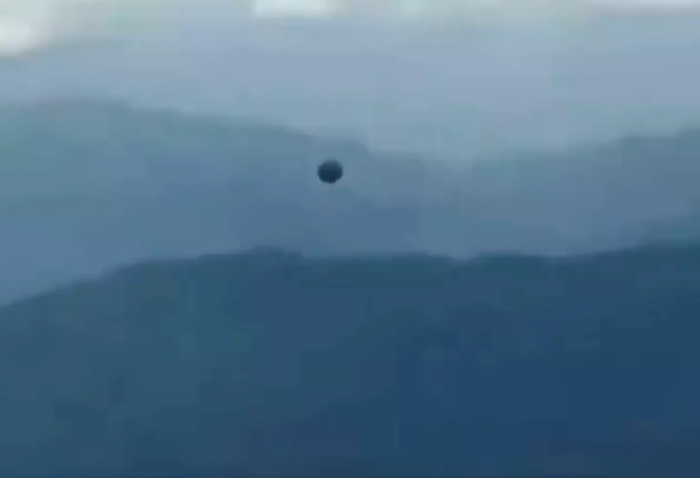 The sphere as it apparently flew through the air (Twitter/@uBF2fV1cVQxRjQo)