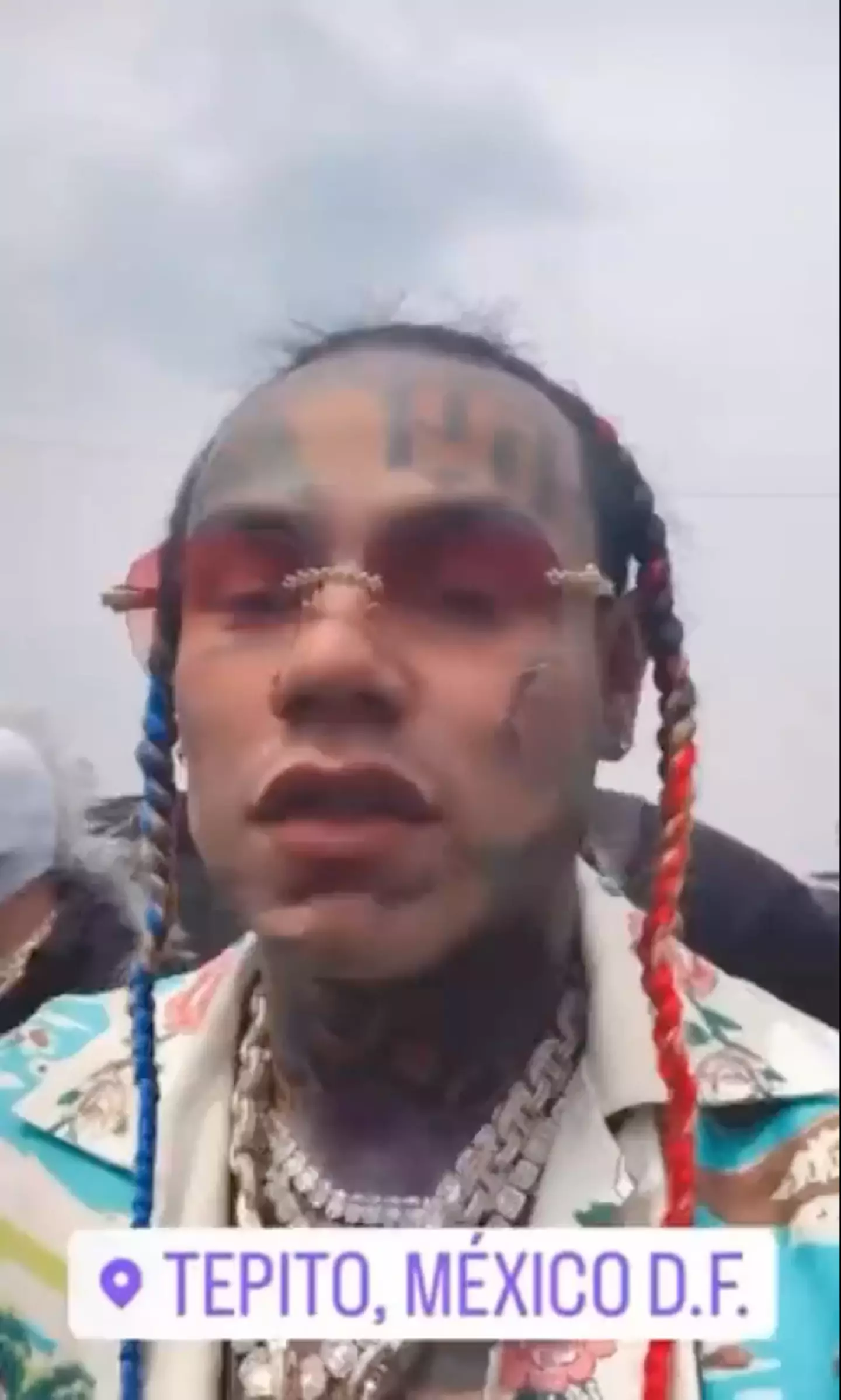 The 'FEFE' rapper filmed himself riding through Tepito on a motorbike.