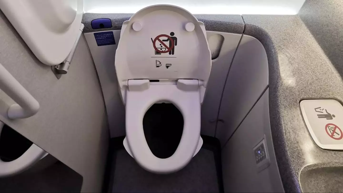 Passenger who spent entire flight trapped in plane's bathroom gets note from flight attendant