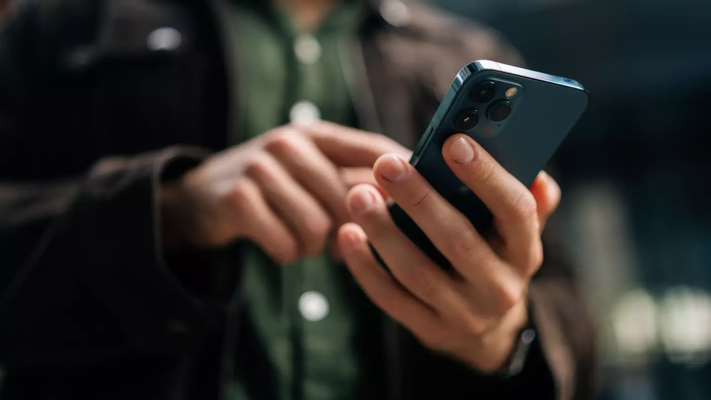Terrifying reason why we can’t stop refreshing our social media apps