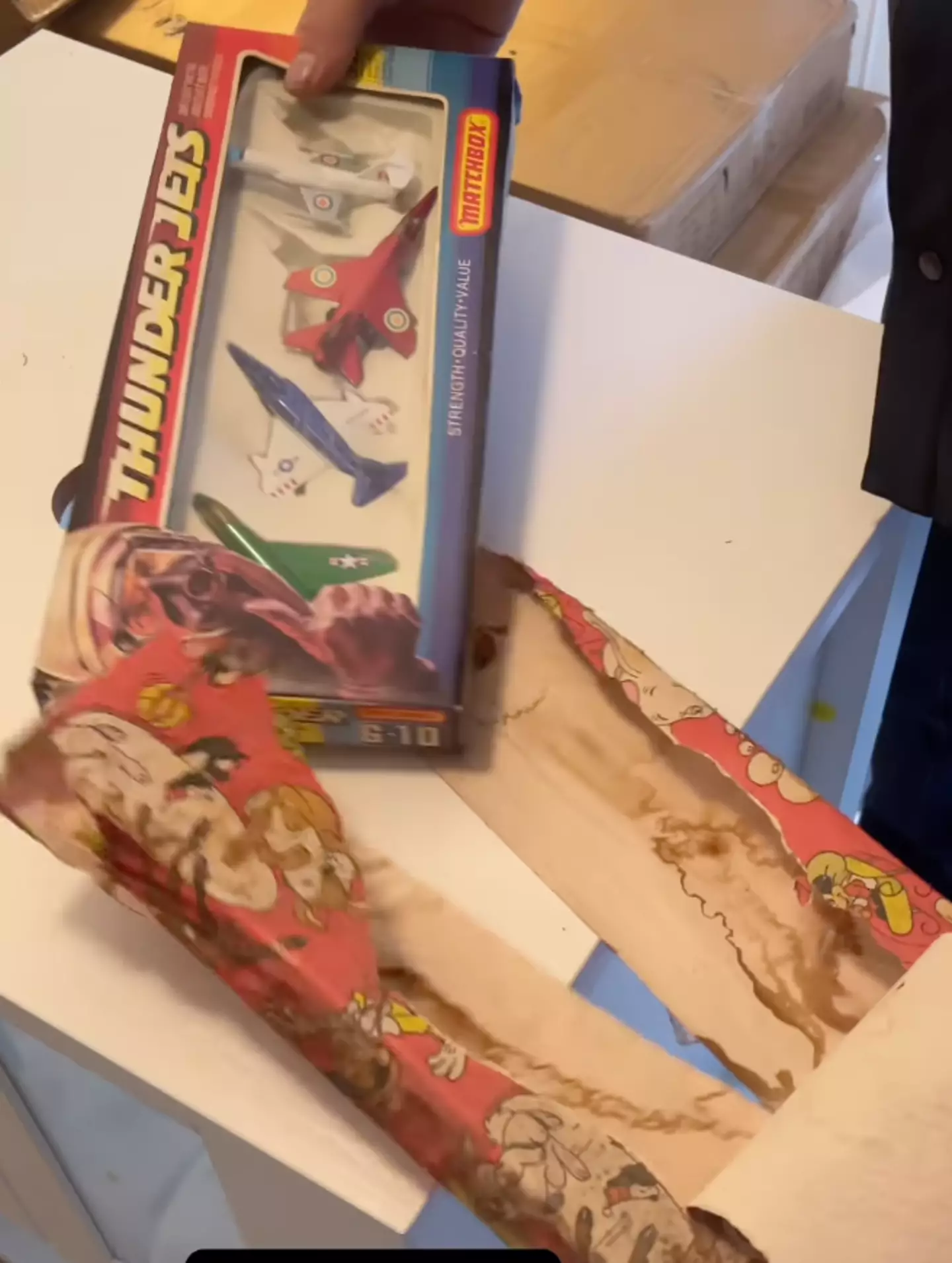 People online insisted King keep the wrapping paper and present (Instagram/@tking_cs)