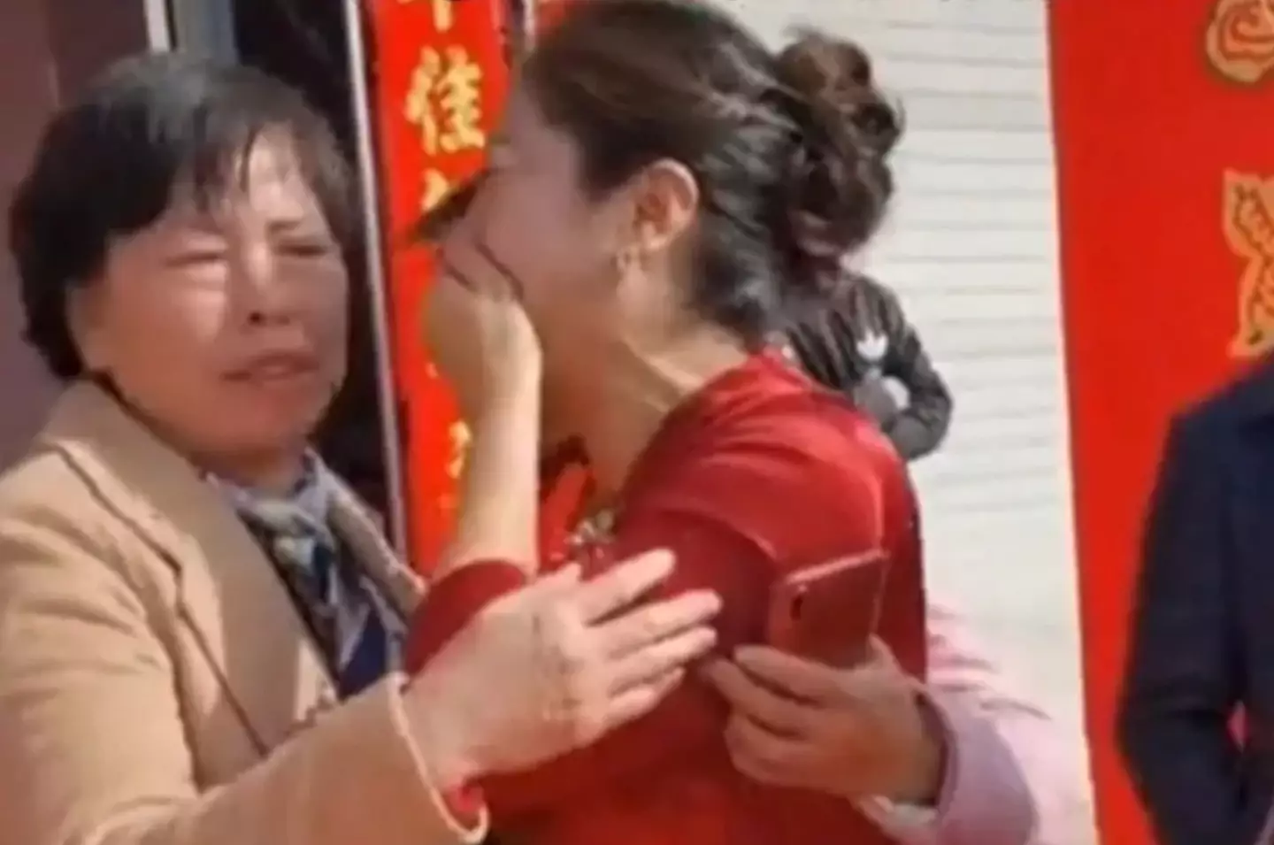 The mom made a shocking discovery on her son's wedding day (orientaldaily.com)