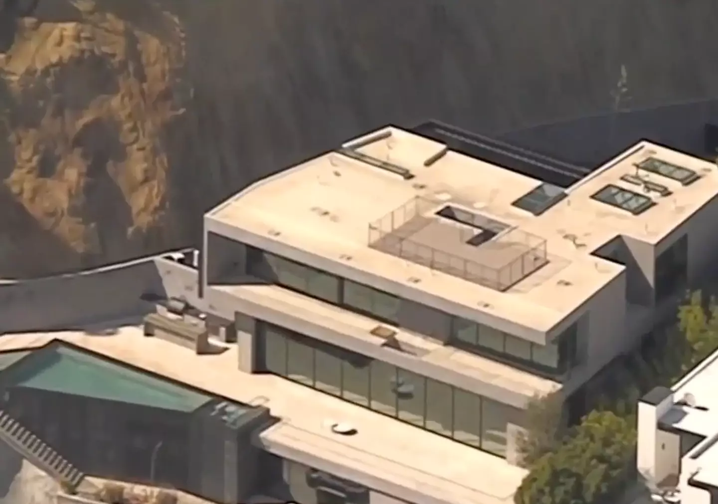 Imagine spotting Ariana Grande as you chill in your infinity pool.