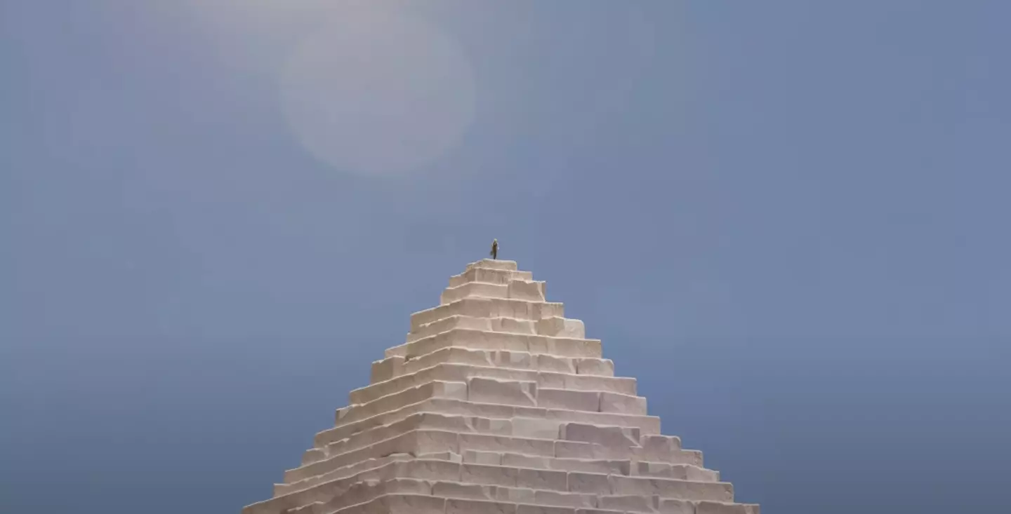 YouTuber Atomic Marvel has provided us with a terrifying simulation of what jumping off a pyramid would 'look like'.