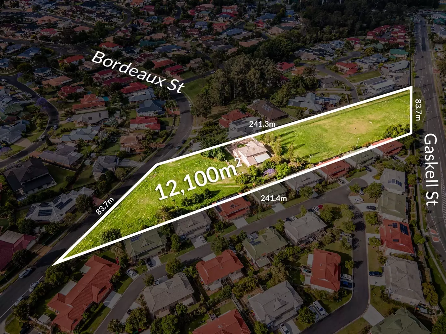 The home is the equivalent to almost three football fields (Ray White Robertson)