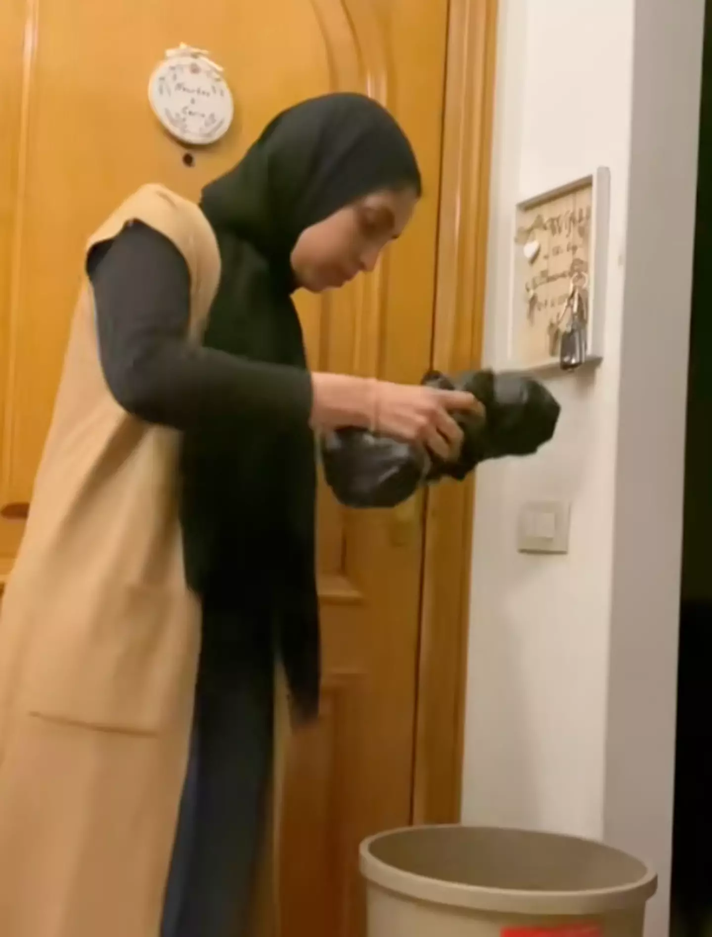 The 'life hack' involves garbage bags. (TikTok/@_nourhan_sherif_)