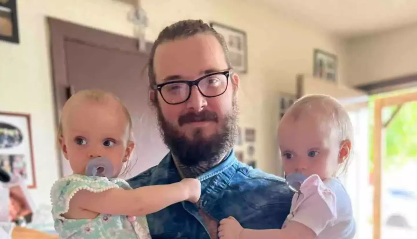 The twins with their dad, Marshall Suter (GoFundMe)