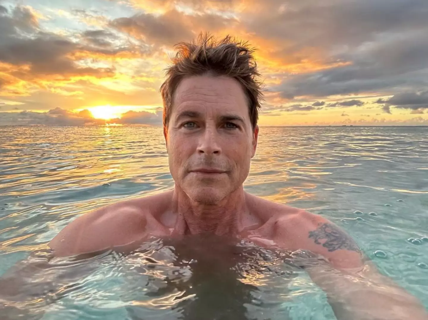 Rob Lowe is celebrating 33 years of sobriety by issuing a special thanks to his 'tribe'.