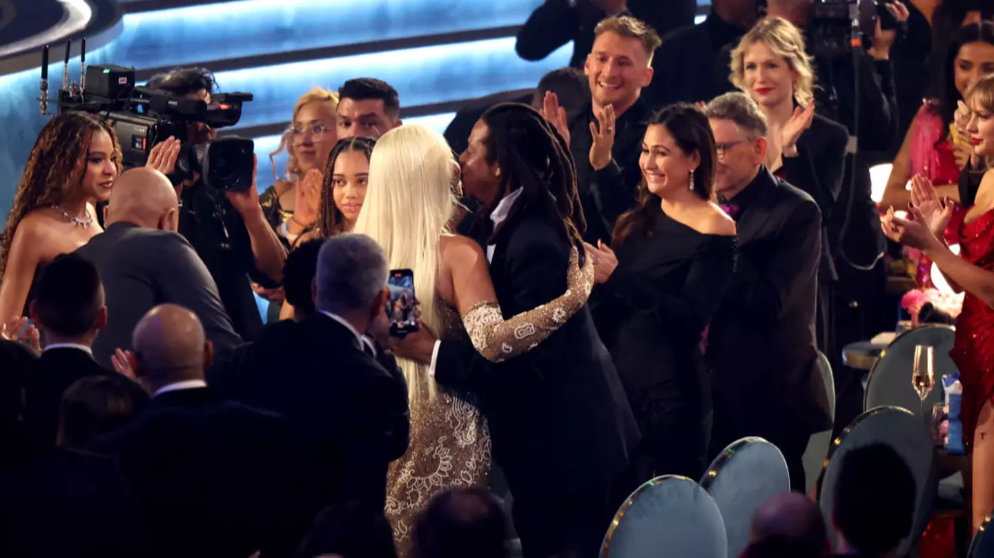 Lip reader 'reveals' nine-word message Jay-Z 'whispered' in Beyoncé's ear  after Grammy win - Celebrity - UNILAD