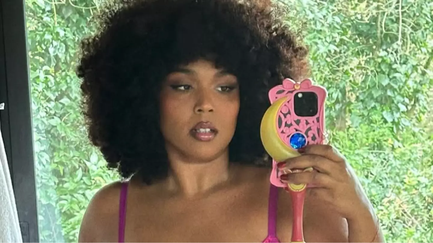 Instagram/lizzobeeating