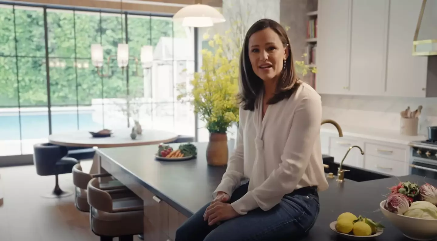 Garner acknowledged how 'lucky' she is to have her kids in her home (YouTube/Architectural Digest)