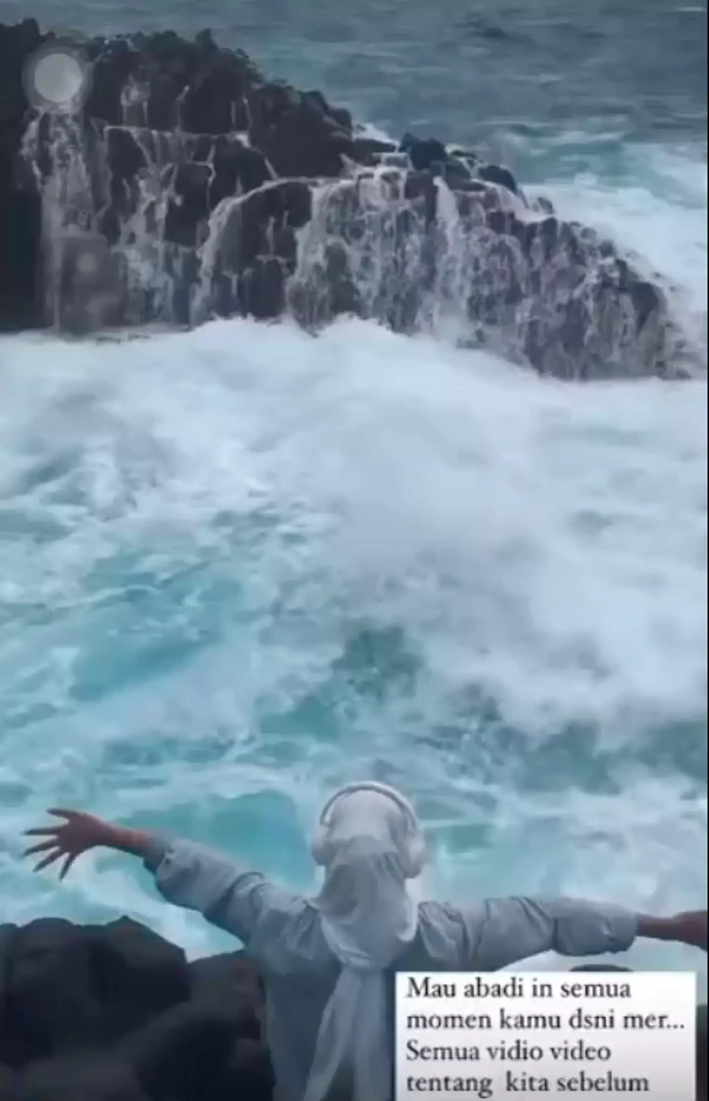 She posed with her arms open towards the waves (@baiqrosdiani/TikTok)