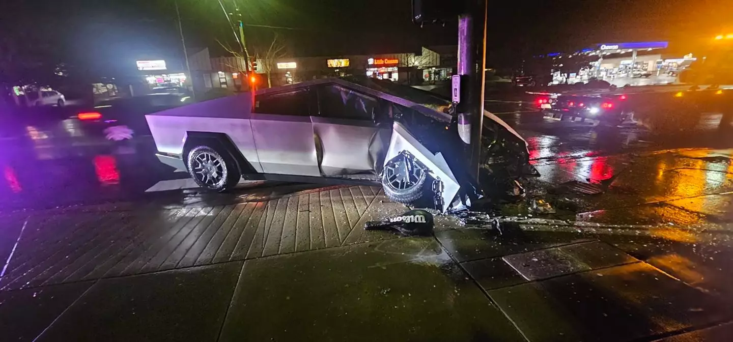 The crash seriously damaged the vehicle (Twitter/@MrChallinger)
