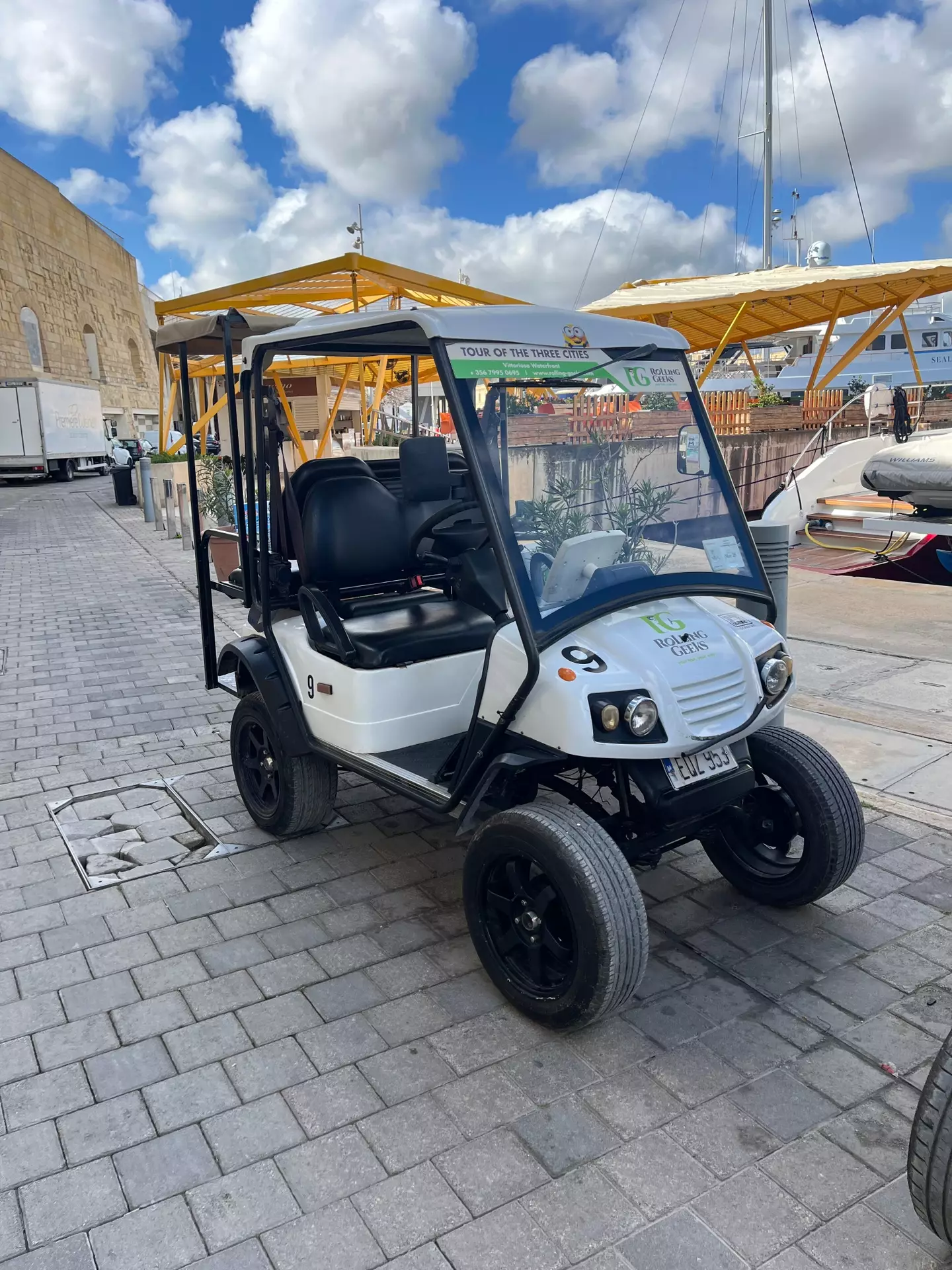 The 'Rolling Geeks' offer tourists a chance to see three cities in the space of two-and-a-half hours, with ample opportunity to pull over for a bite to eat (LADbible)