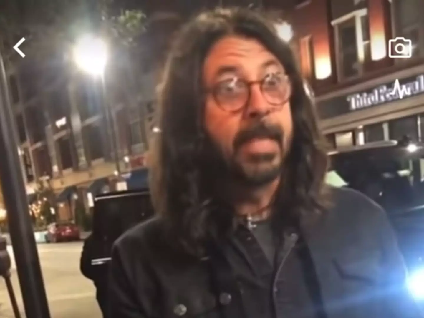 Dave Grohl talking to 'fans' about why he won't sign autographs. ( u/mmuffinfluff/ Reddit)