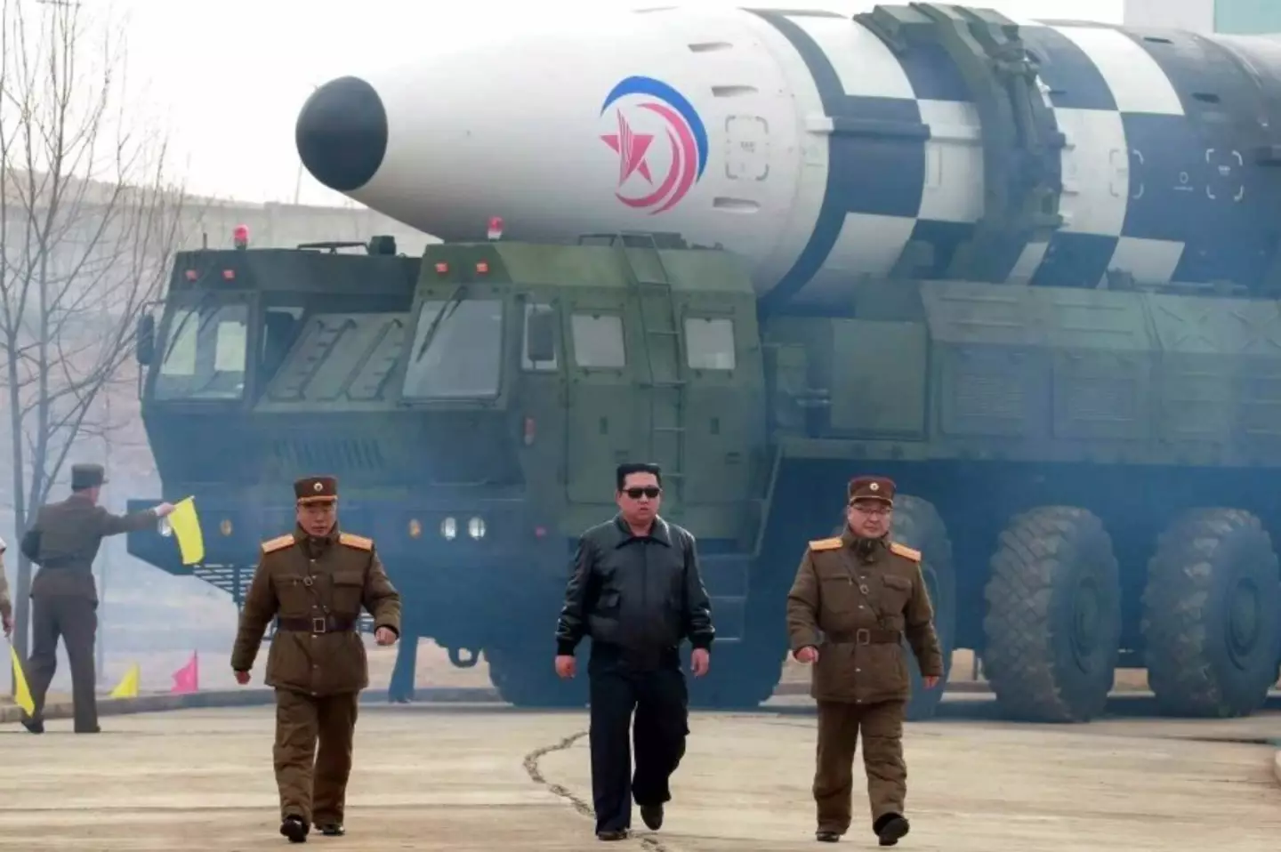 Kim Jong-un overseeing missile launch (Rodong Sinmun)