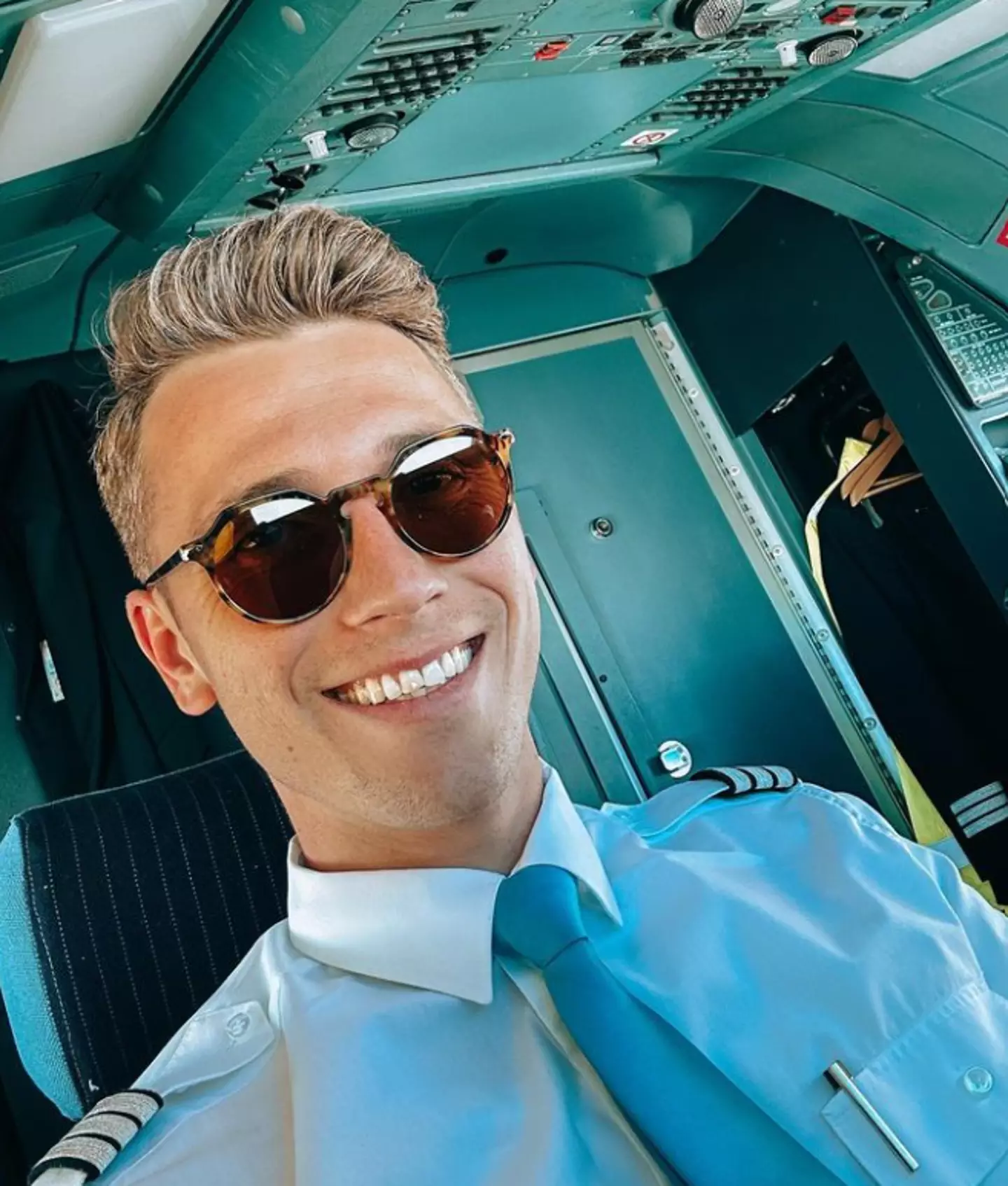 US pilot Pascal revealed what pilots get up to on a long-haul flight (Instagram/pascalklr)