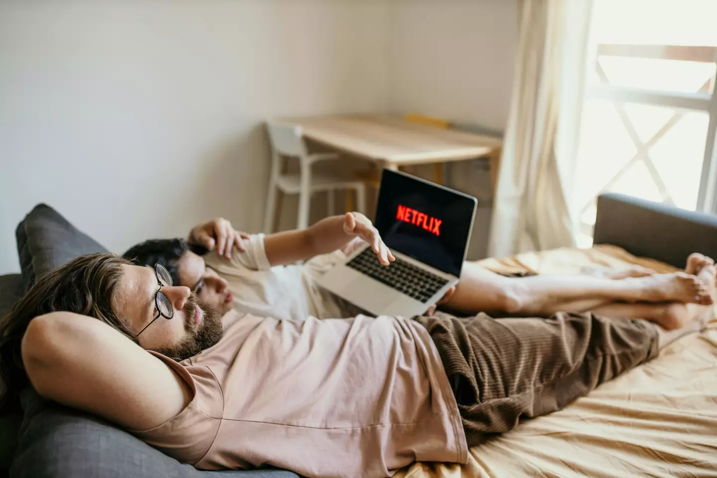 a couple watching Netflix in bed. (pexels/Anastasia Shuraeva)