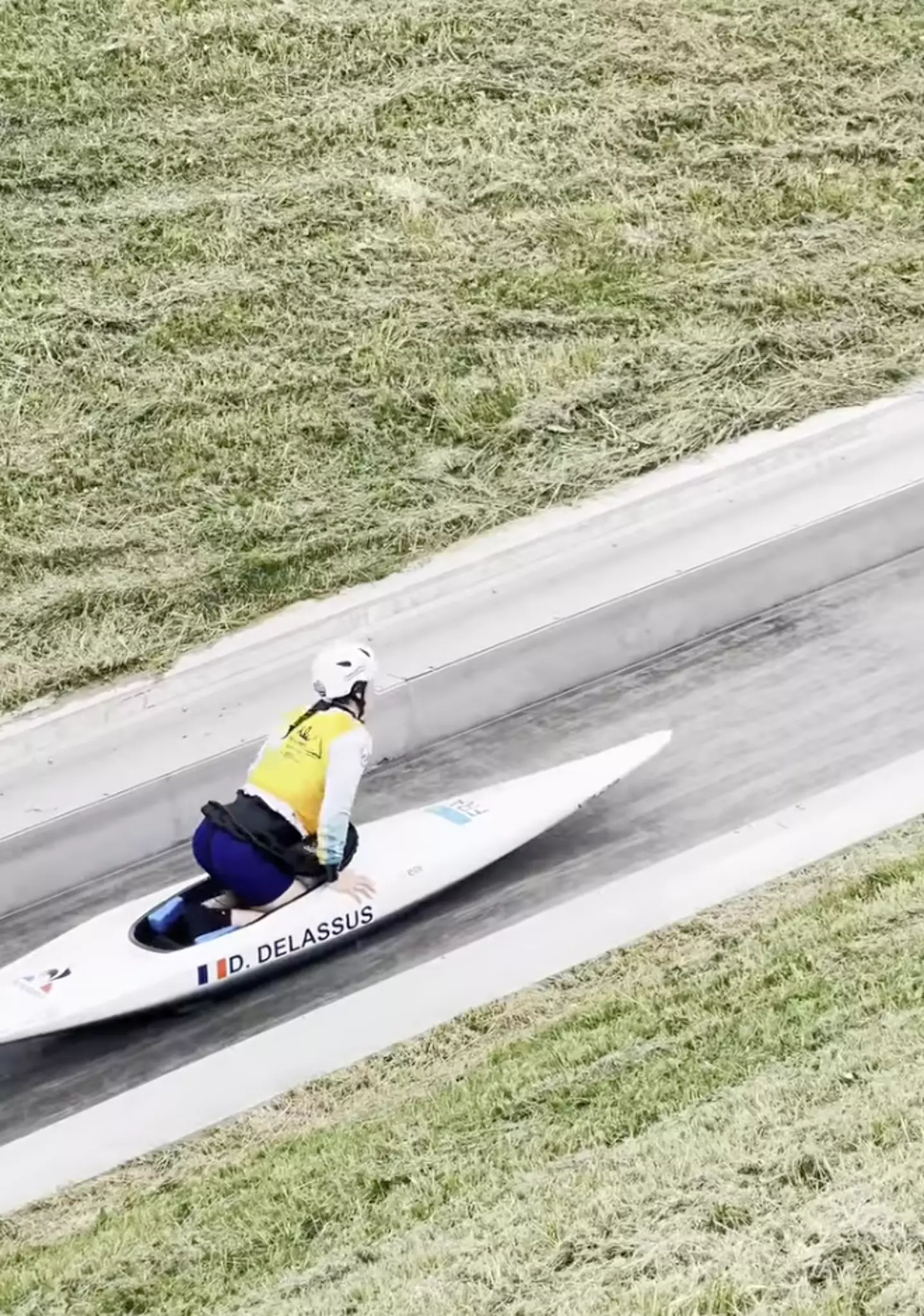 Professional canoeists kneel in their boats (Instagram/ @planetcanoe)