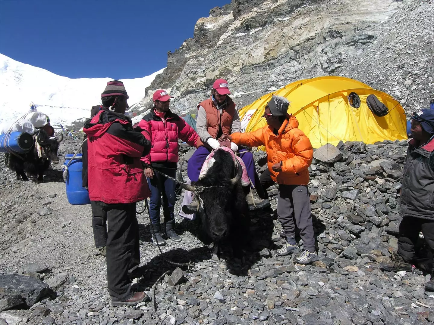 Lincoln descending the mountain after his rescue (Jamie McGuinness/Project-Himalaya.com via Getty Images )