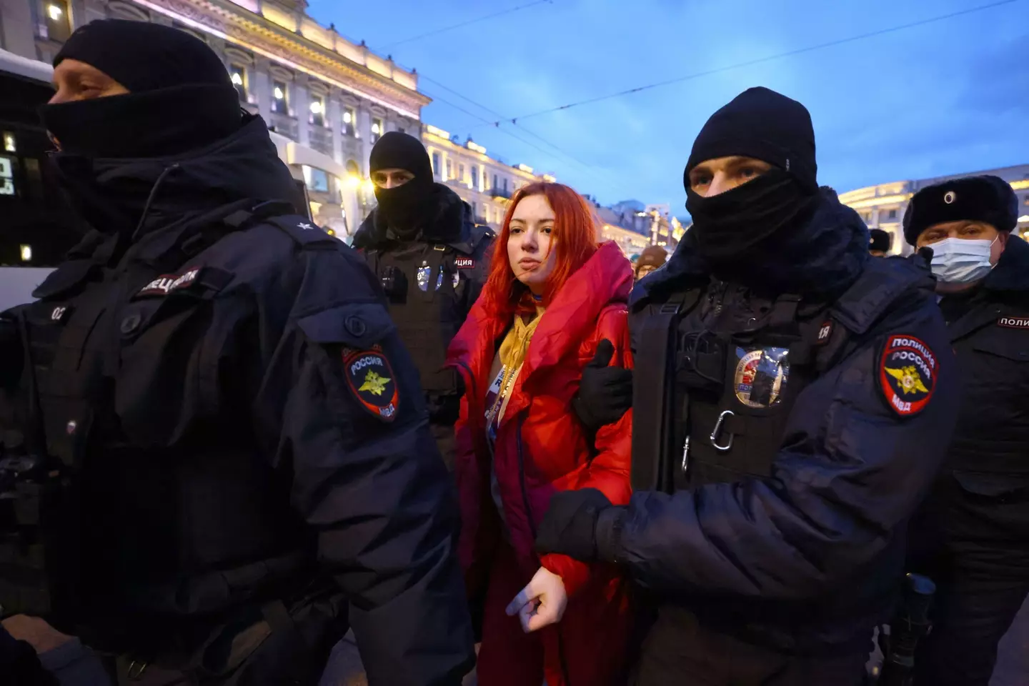 Police arrest an anti-war protesters (Alamy)