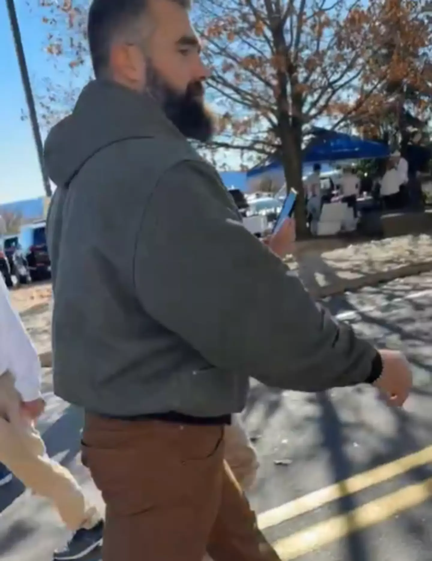 Kelce was being heckled (X/@jarrett_daveler)