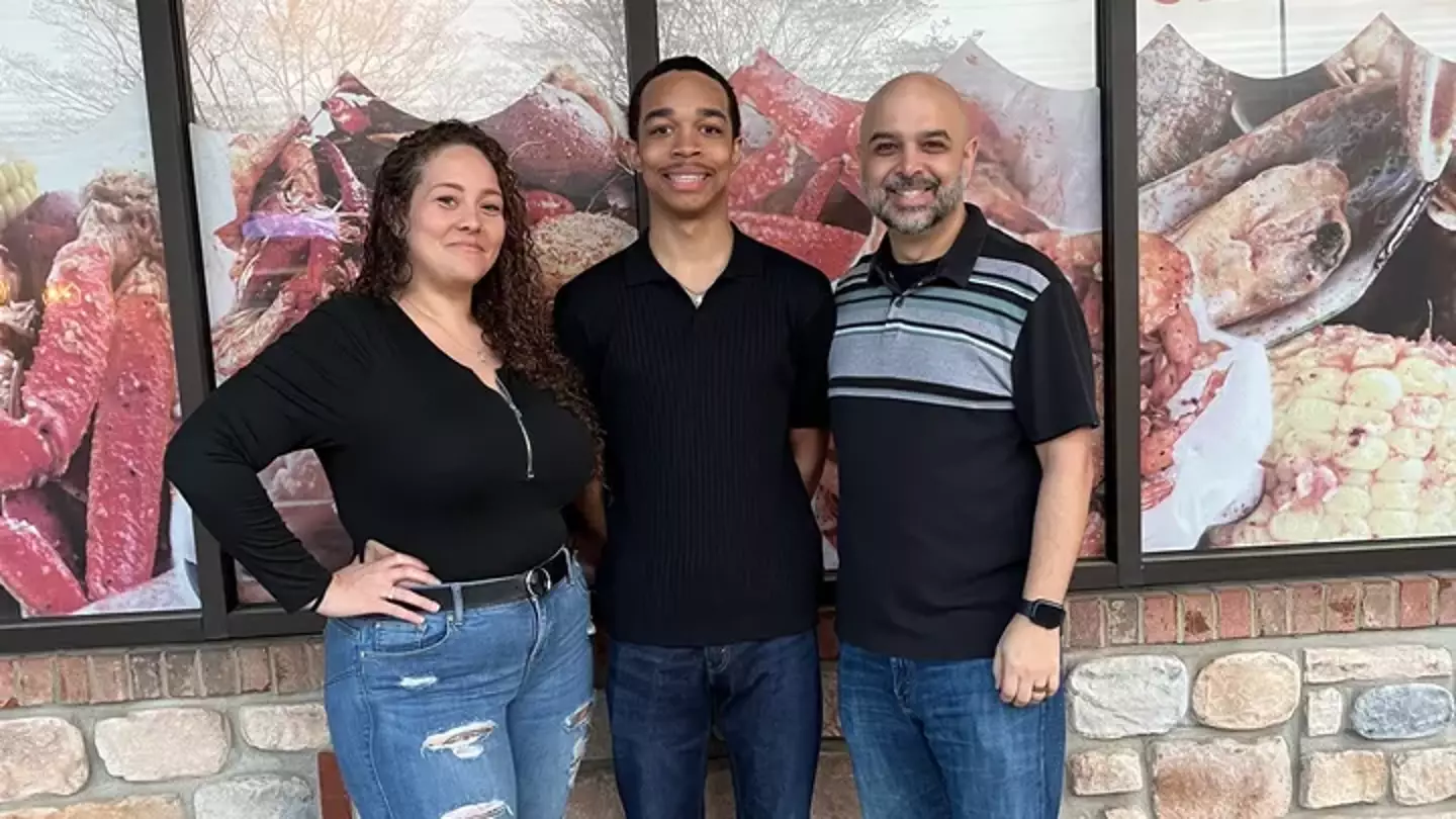 Giovanni (center) with his family members (GoFundMe)