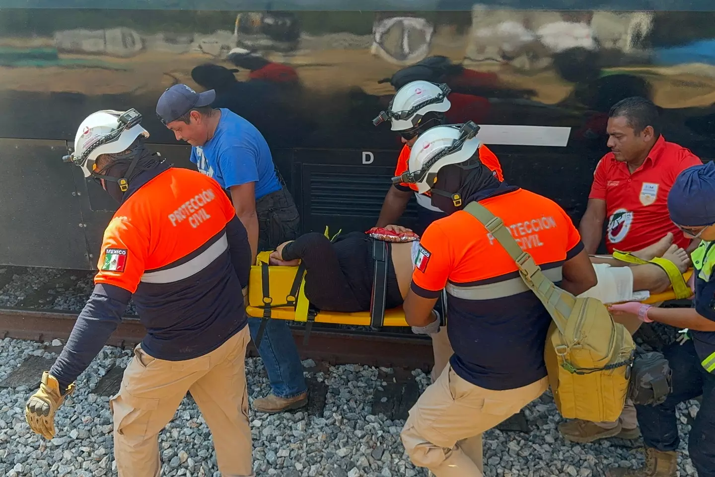 Civil Protection members rescue a woman from the Interoceanic train that derailed (Rusvel Rasgado / Getty Images)
