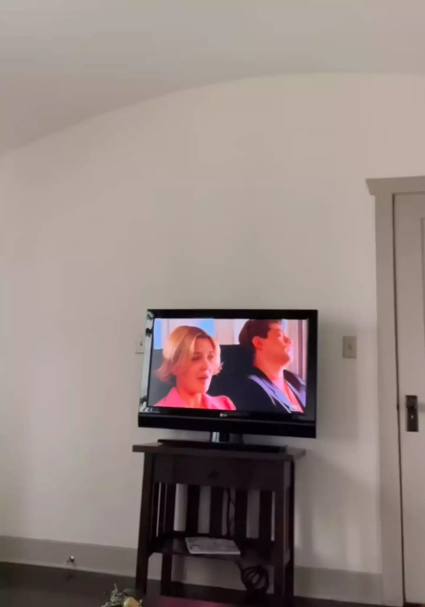 People couldn't help but raise questions about Barrymore's TV (Instagram/@drewbarrymore)