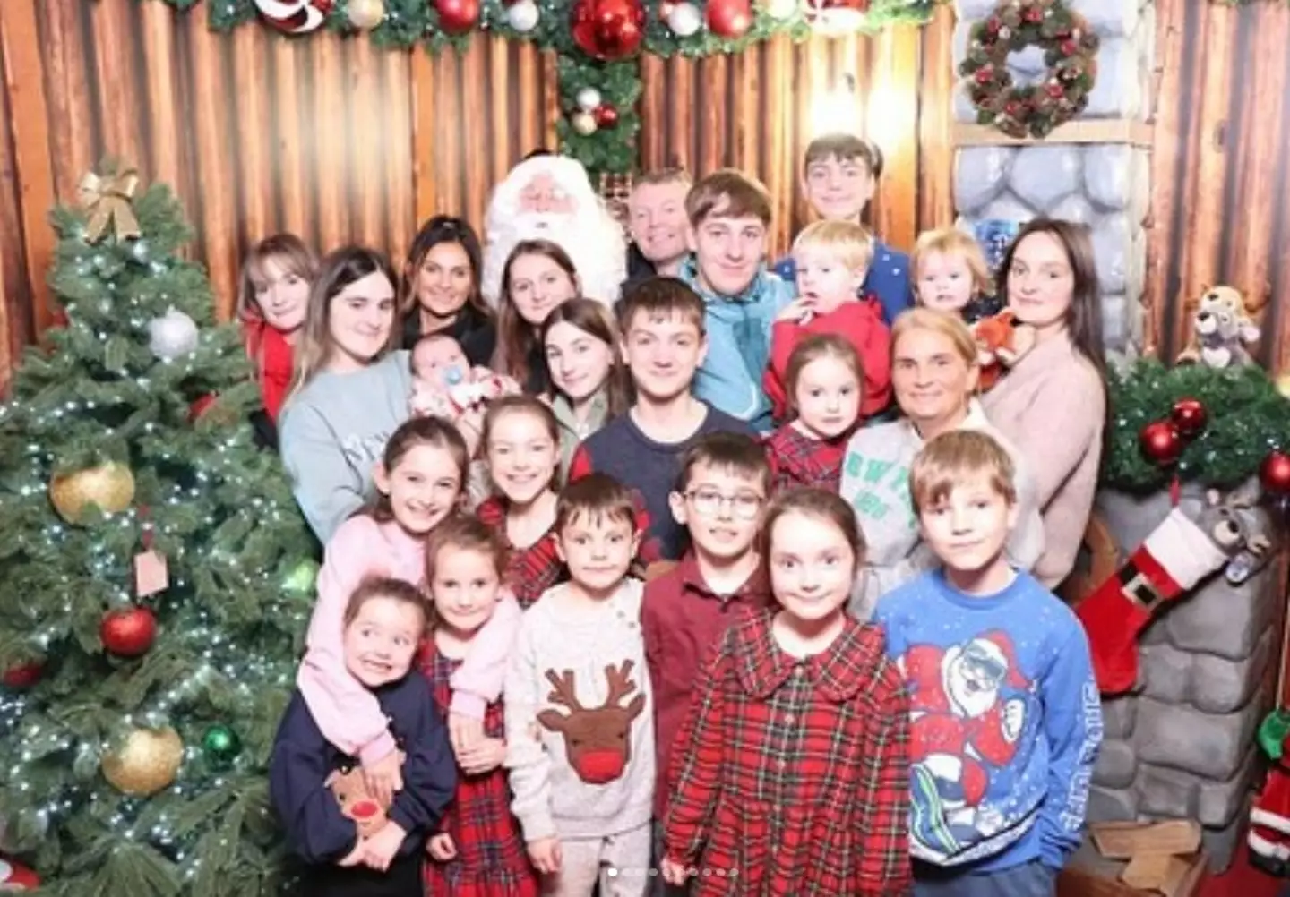 The Radfords' juggling of parenting 22 kids comes down to a mix of humour, love, and exhaustion (Instagram/theradfordfamily)