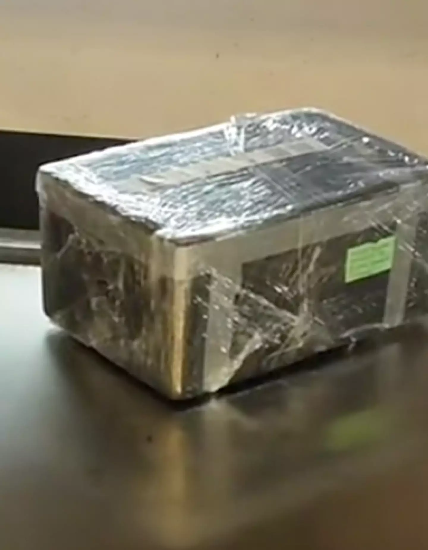 The baggage handler has issued a warning about wrapping suitcases in plastic (@teh_deagz/TikTok)