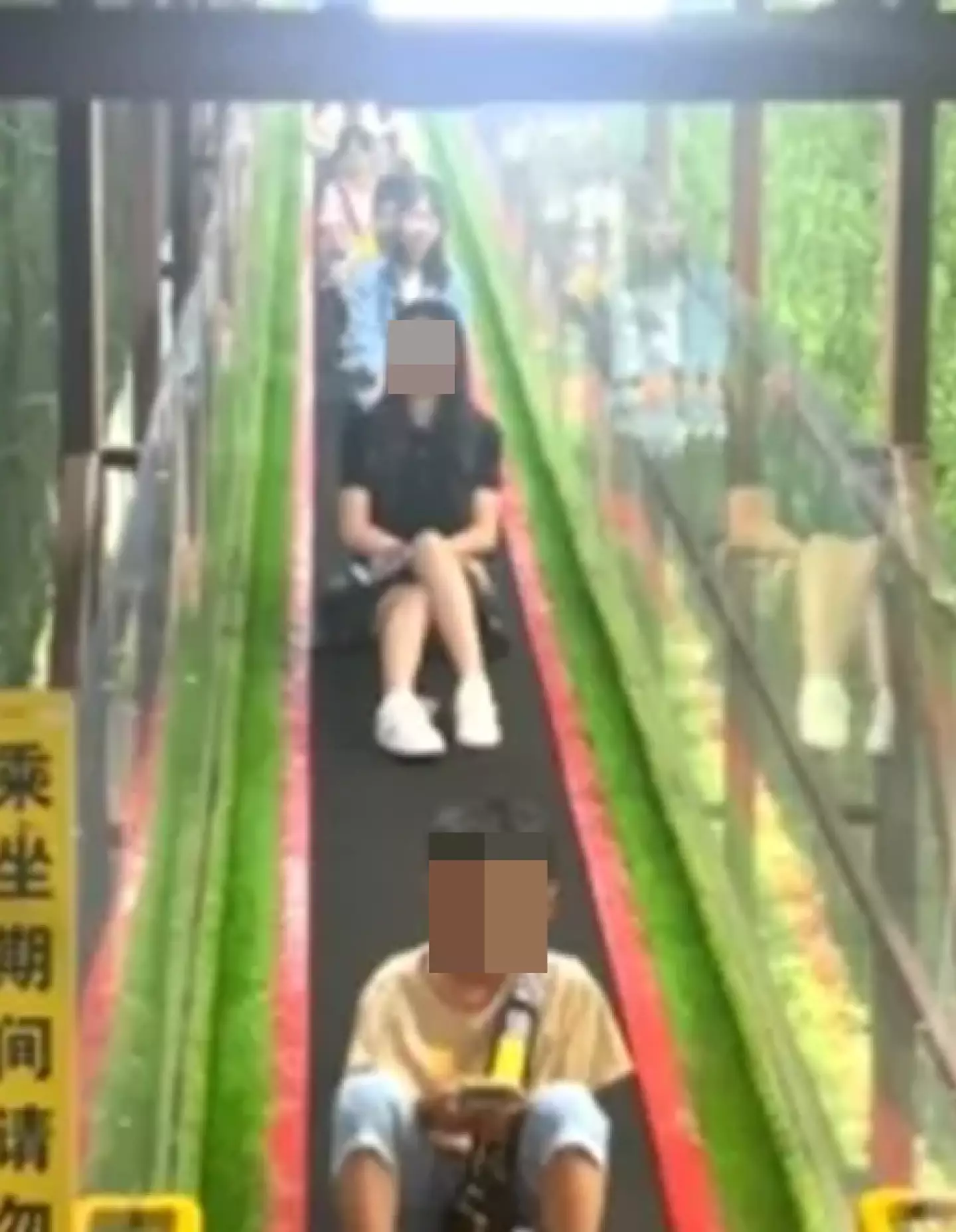 60 tourists are said to be injured at the 'Magic Carpet' ride at Detian Falls (Wechat/DetianWaterfall)