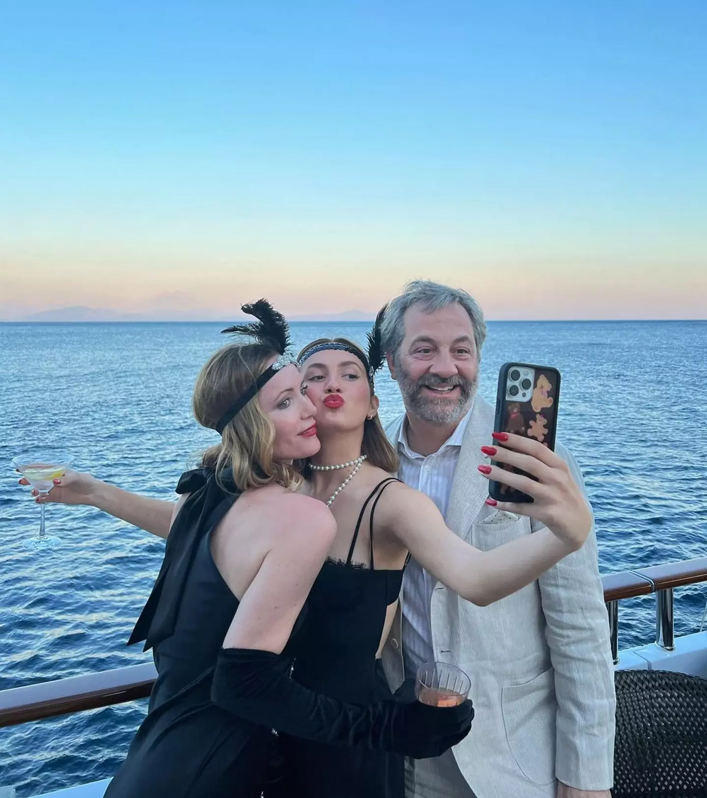 Maude Apatow with her parents Judd Apatow and Leslie Mann.