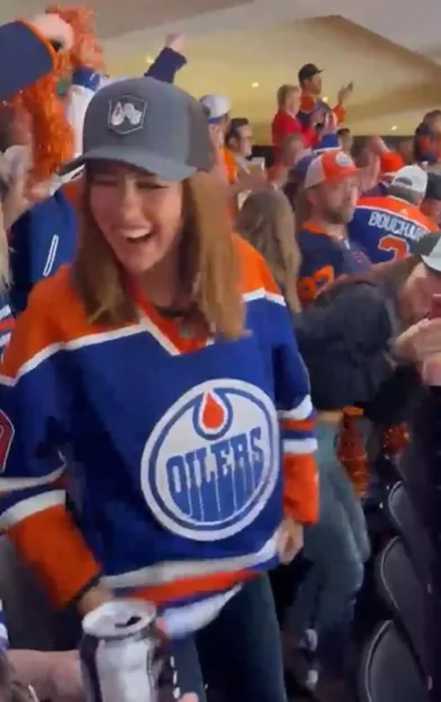 The fan cheered and laughed after flashing the crowd. (X / @Gerry39464526)