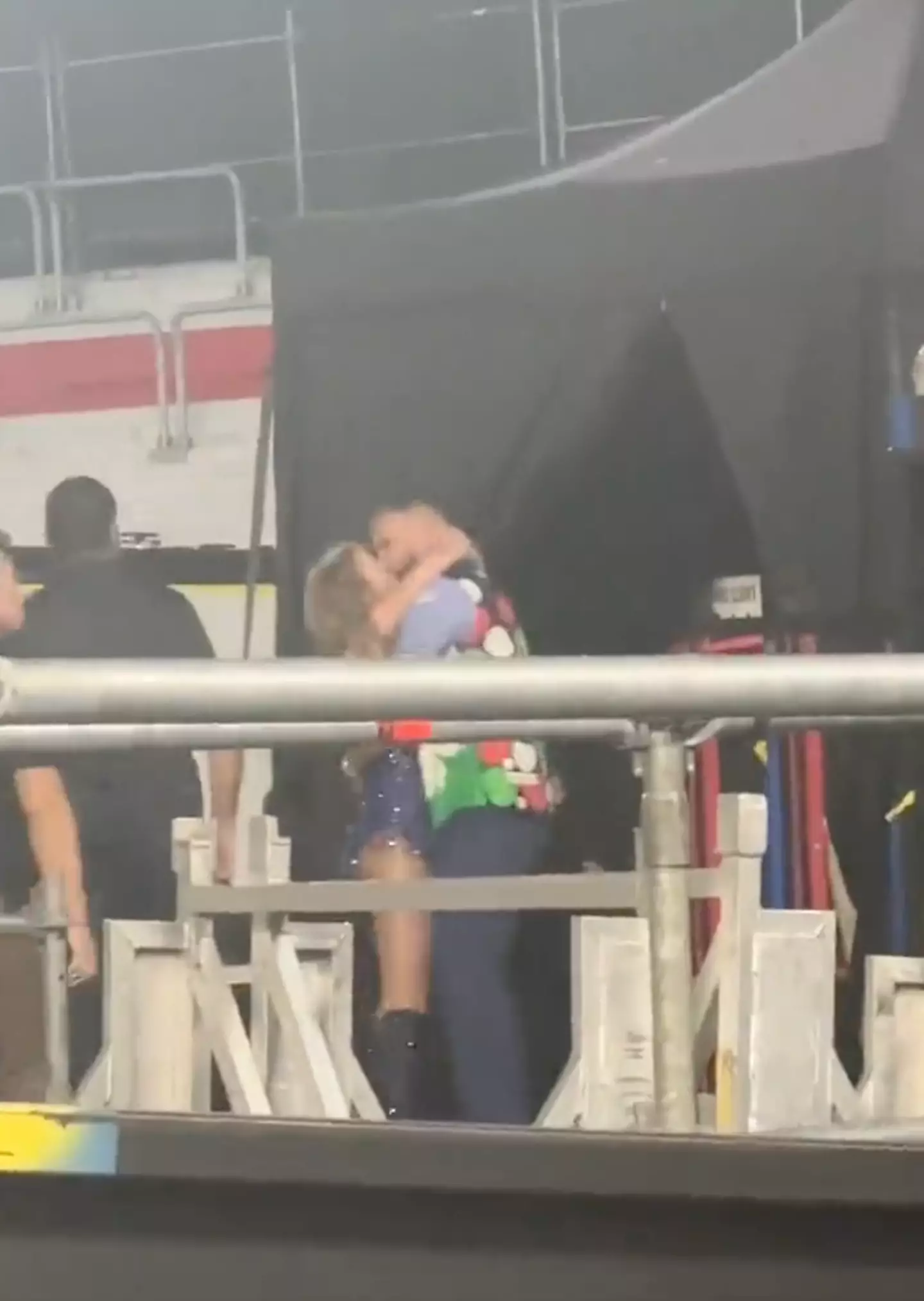 The pair locked lips after the show.