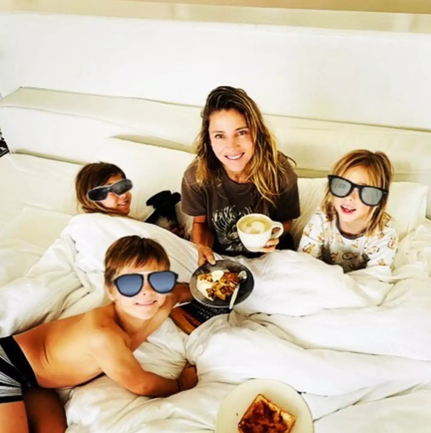 Elsa Pataky with their kids.