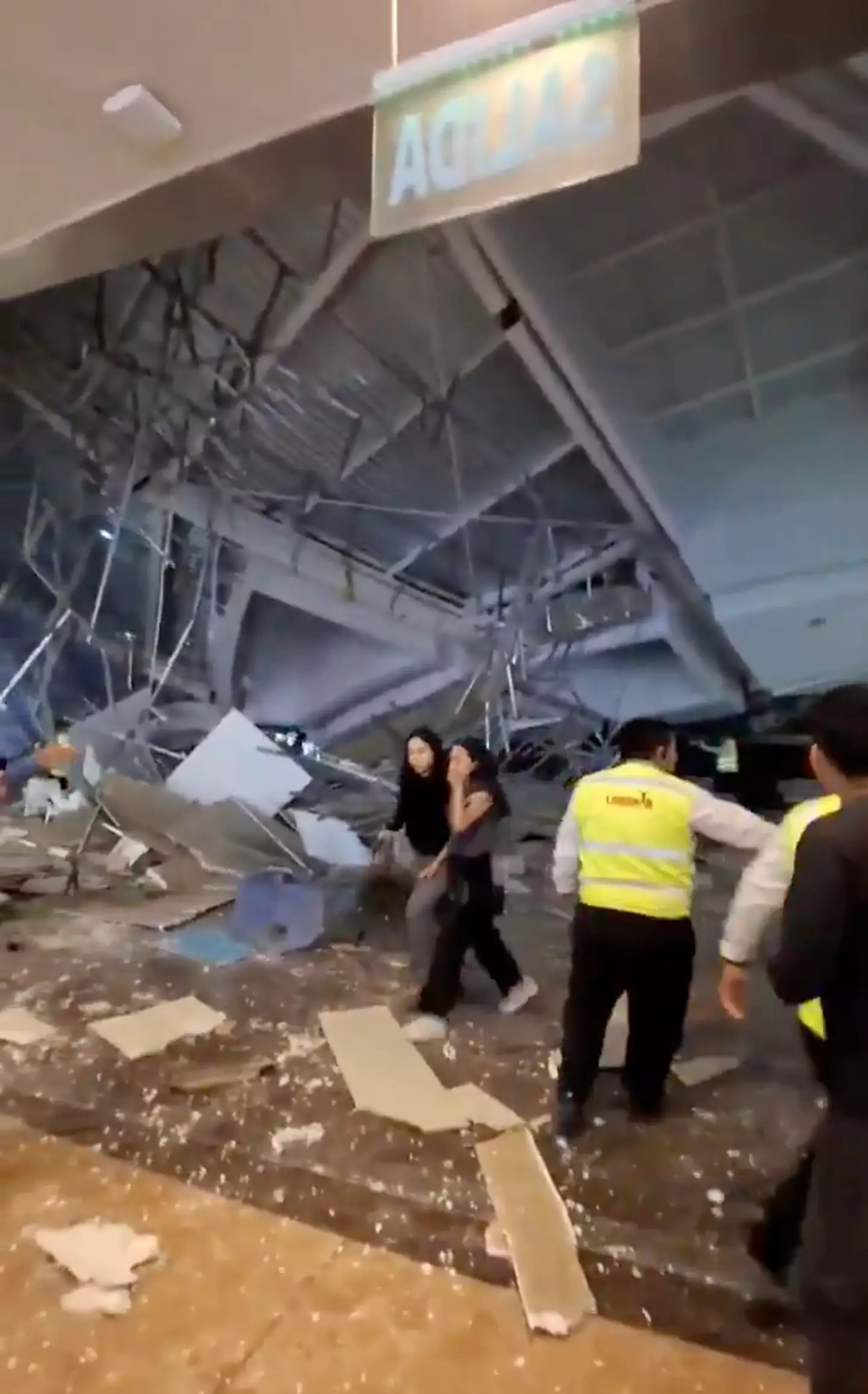 The roof of a food court in the Peruvian city of Trujillo collapsed on shoppers, killing three (X/rykerflicks)