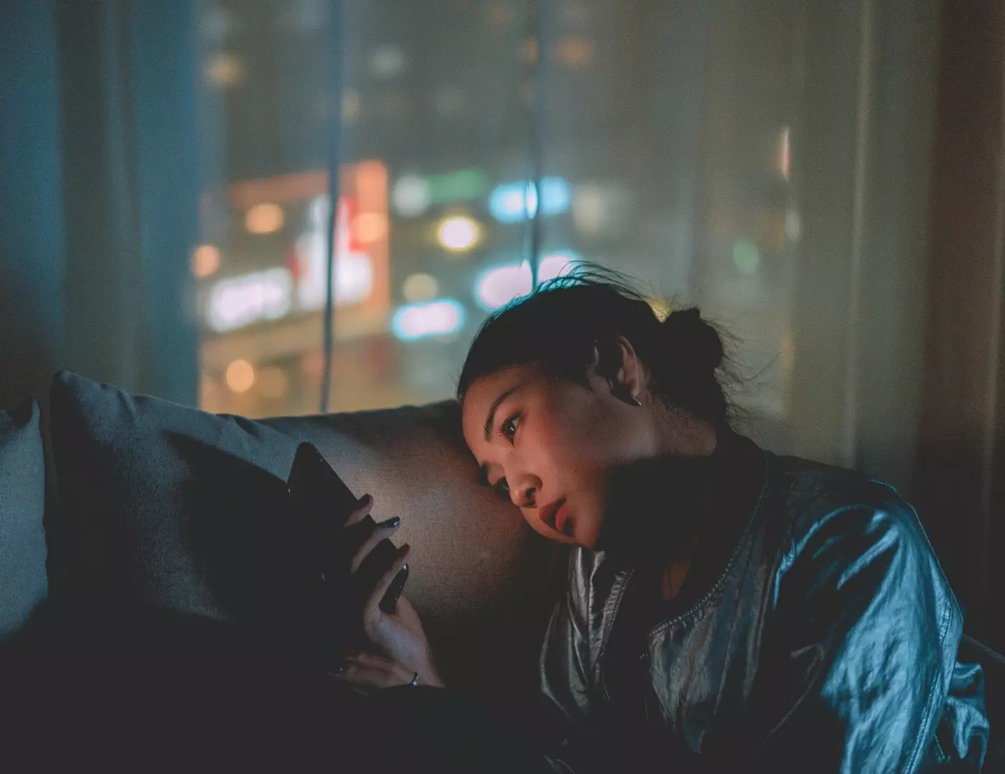 Becoming a bland texter can make the person you're seeing less interested in continuing to date you. (pexels/mikoto)