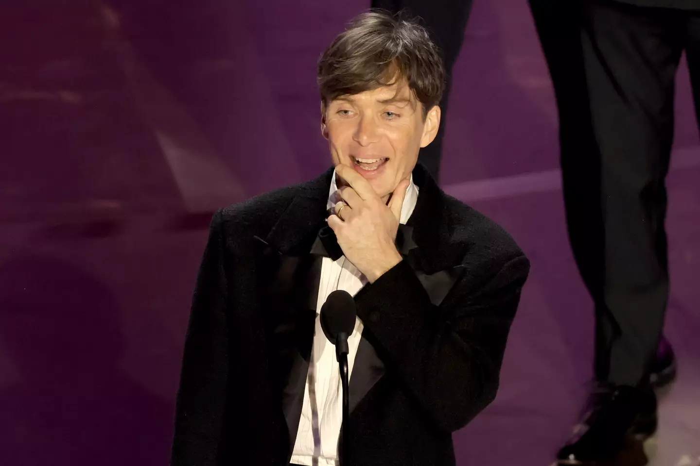 Cillian Murphy accepts Best Actor.
